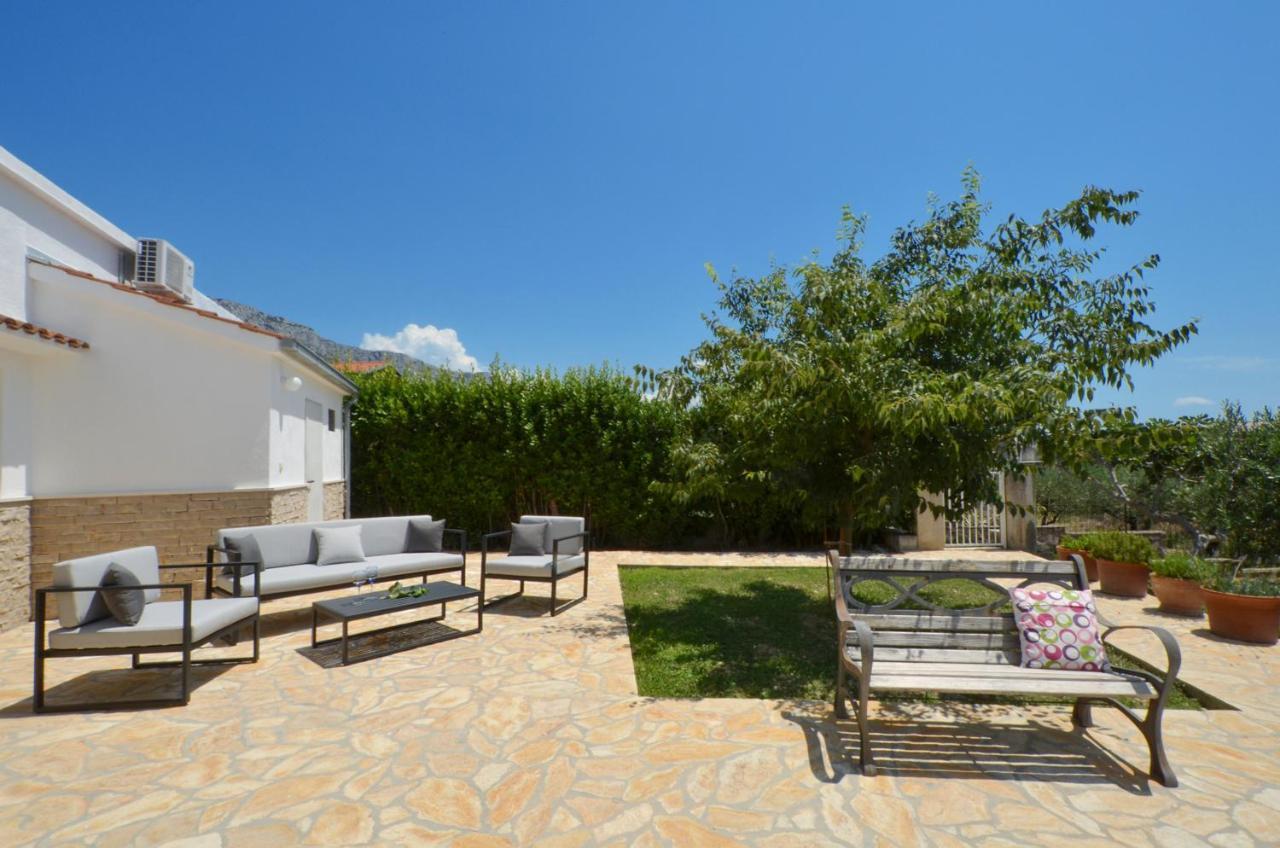 Holiday Home Nevera Kastela Bagian luar foto