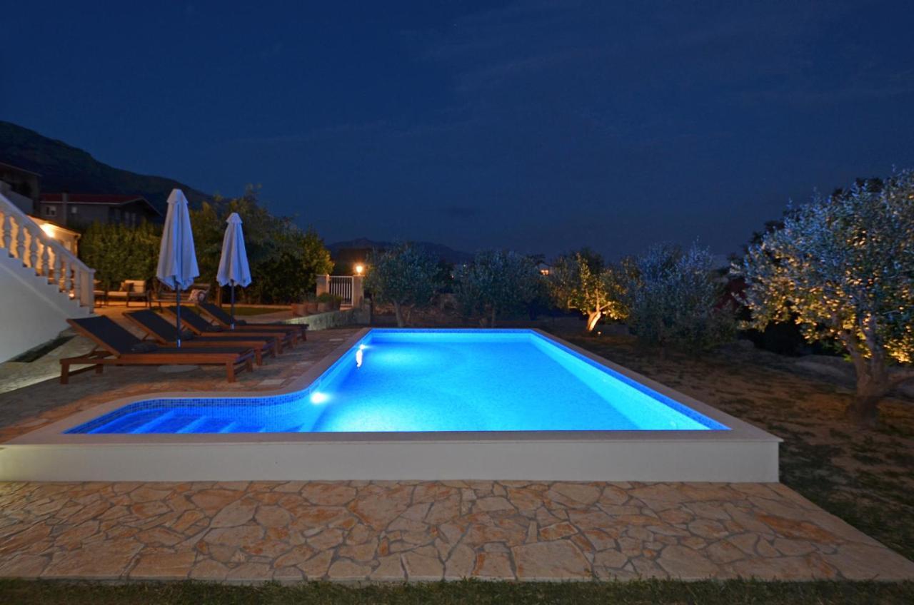 Holiday Home Nevera Kastela Bagian luar foto