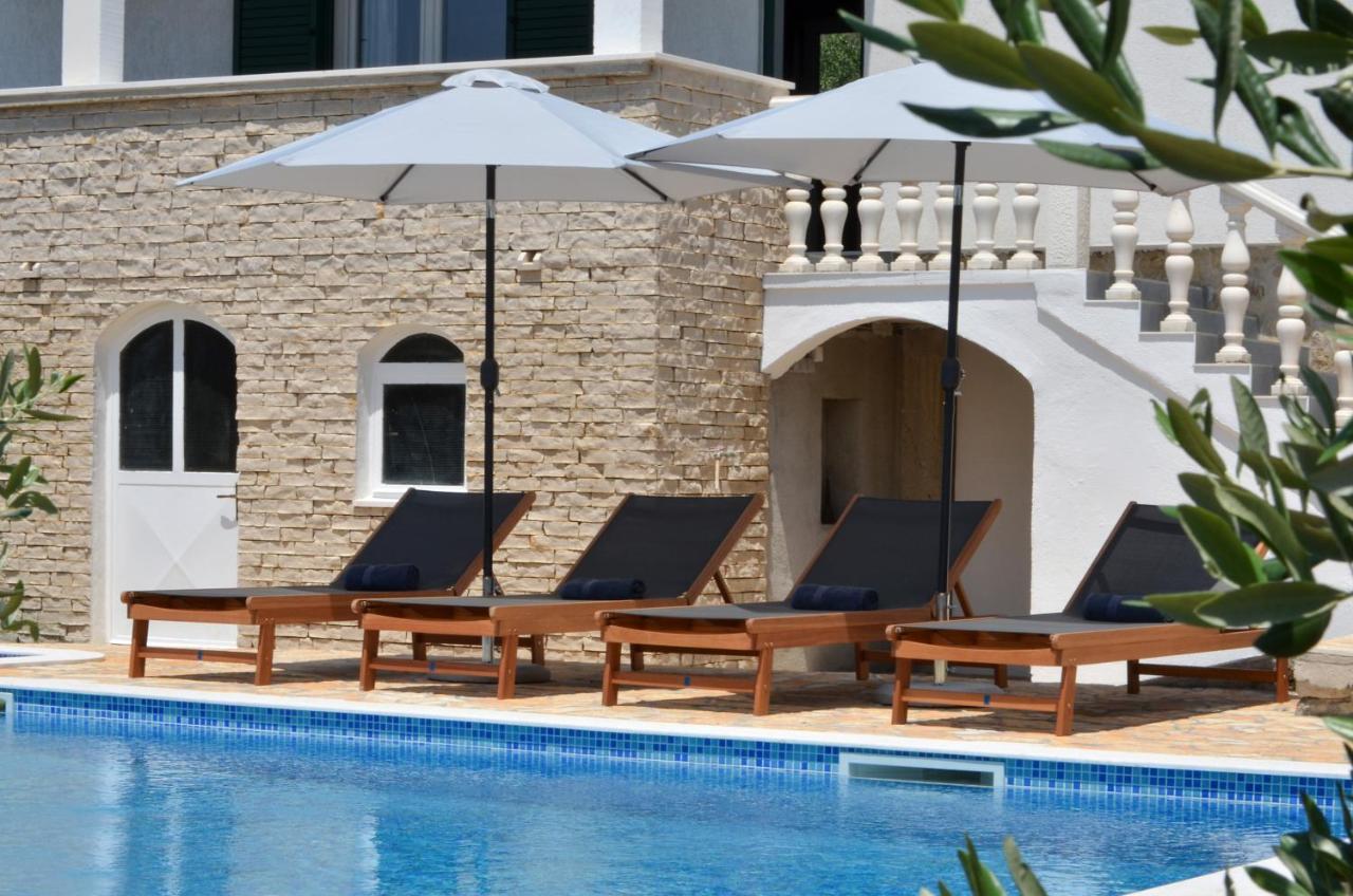 Holiday Home Nevera Kastela Bagian luar foto