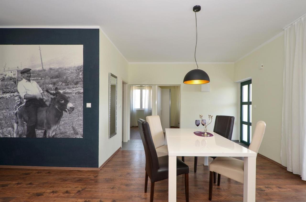 Holiday Home Nevera Kastela Bagian luar foto