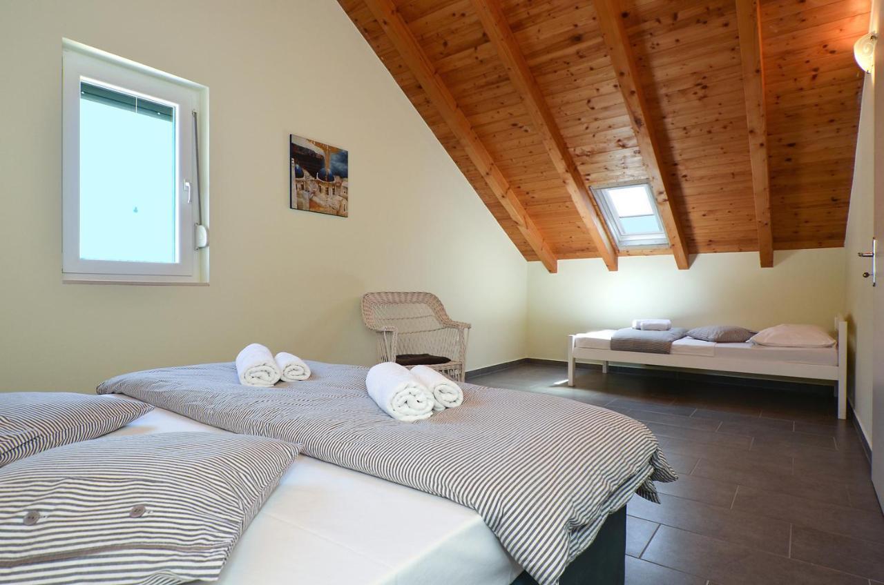 Holiday Home Nevera Kastela Bagian luar foto