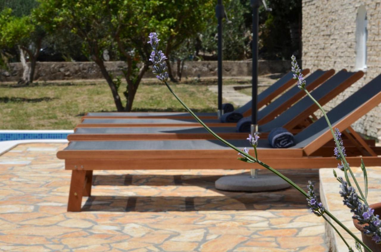 Holiday Home Nevera Kastela Bagian luar foto