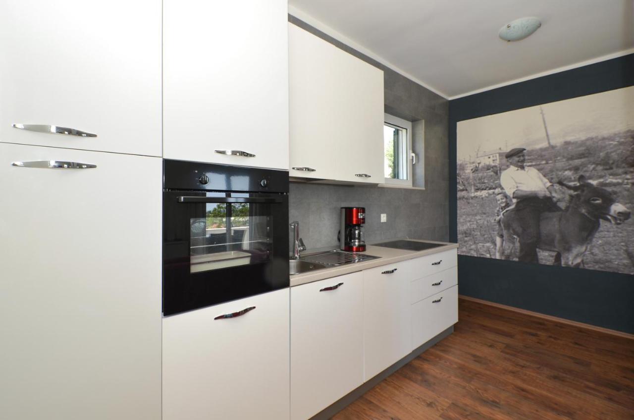 Holiday Home Nevera Kastela Bagian luar foto