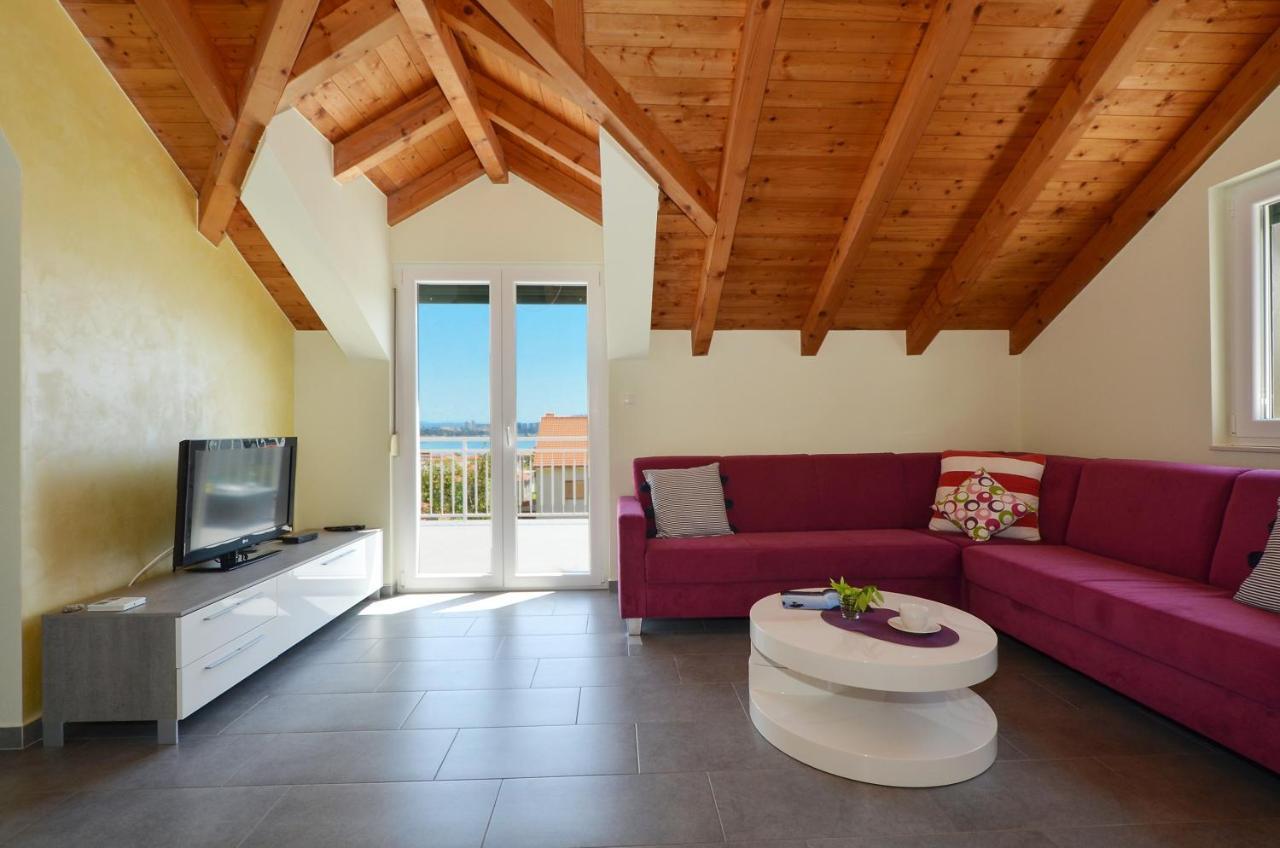 Holiday Home Nevera Kastela Bagian luar foto