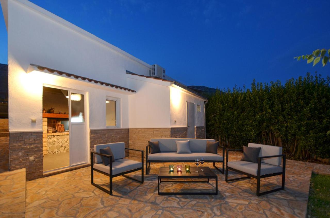 Holiday Home Nevera Kastela Bagian luar foto